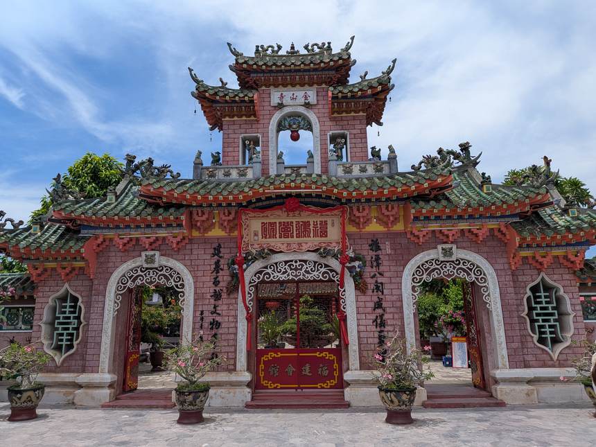 ホイアンの福建会館（フックキエン会館）の中国式の門。赤い壁と緑の瓦屋根、龍の装飾が施された中国系移民の集会所