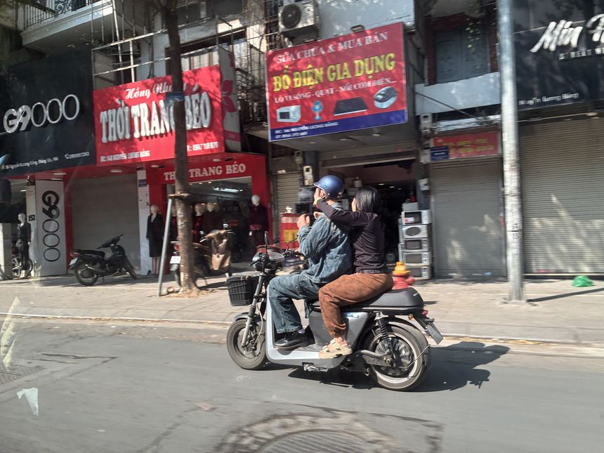 ベトナムの街を走る電動バイク（2人乗り）
