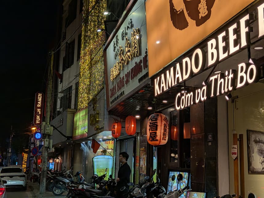 ハノイ・リンランの夜。居酒屋や日本料理店の看板と赤提灯が灯る日本人街