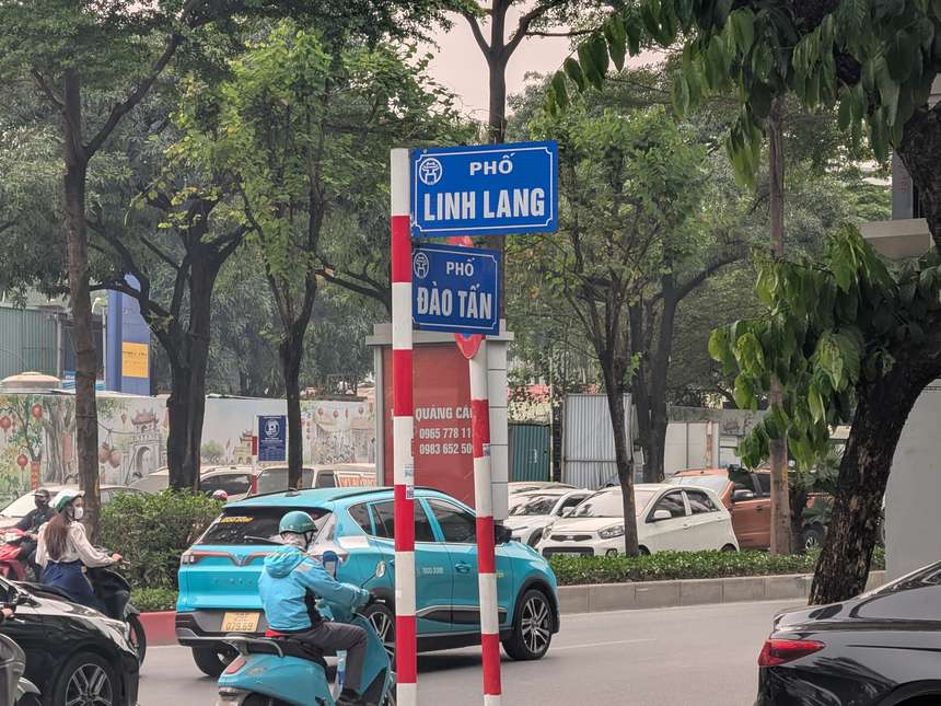 ハノイ・バーディン区のリンラン通り(Phố Linh Lang)とダオタン通りの交差点の道路標識