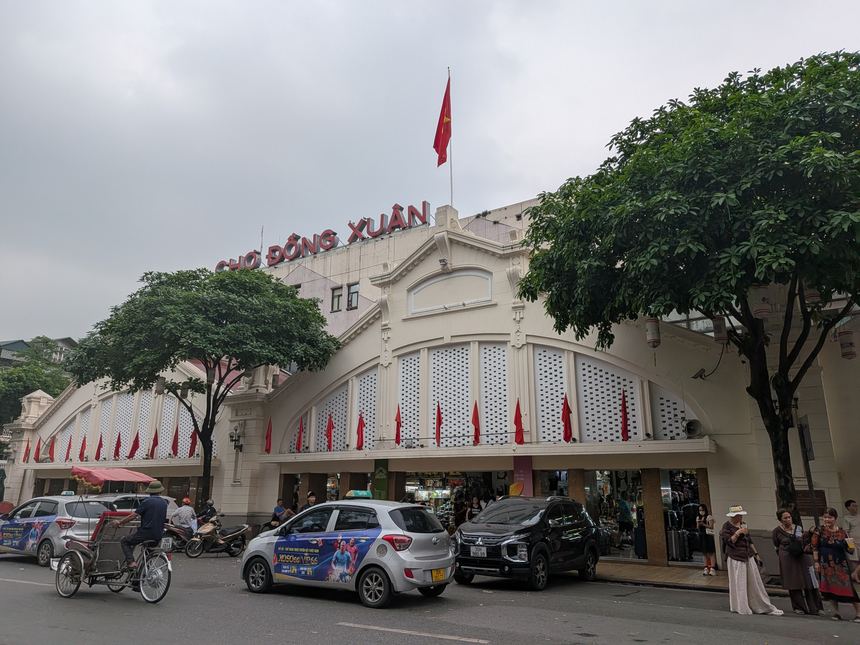 ハノイ旧市街のドンスアン市場(Chợ Đồng Xuân)の正面外観