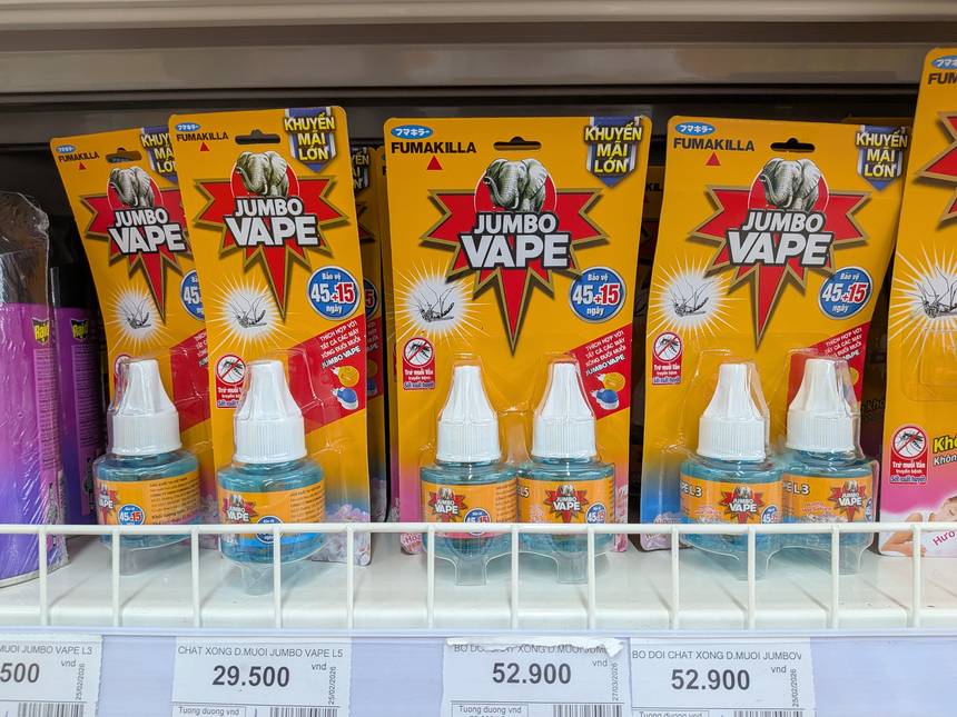 ベトナムのスーパーの棚に並ぶ電気式蚊取り(液体ベープ)の補充液。JUMBO VAPE ブランドで、ベトナム語表記と価格タグが見える。