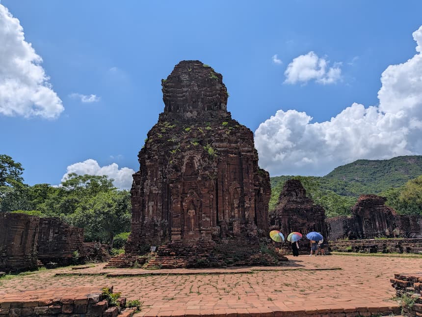 ホイアン郊外のミーソン聖域(Mỹ Sơn)のチャム遺跡の塔と観光客