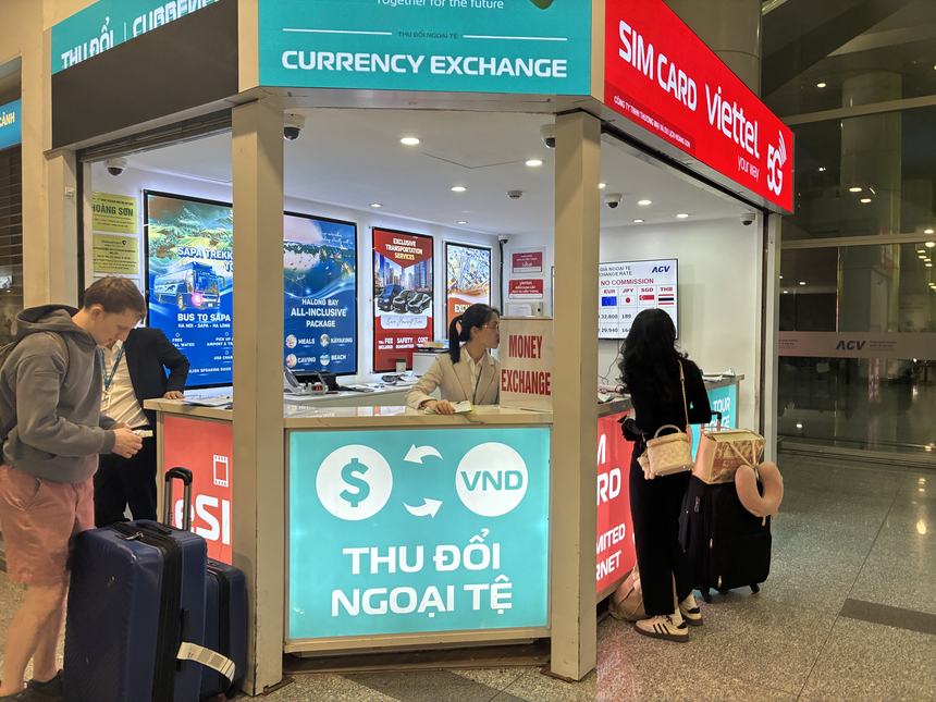 ノイバイ国際空港到着ロビーの両替所（CURRENCY EXCHANGE）