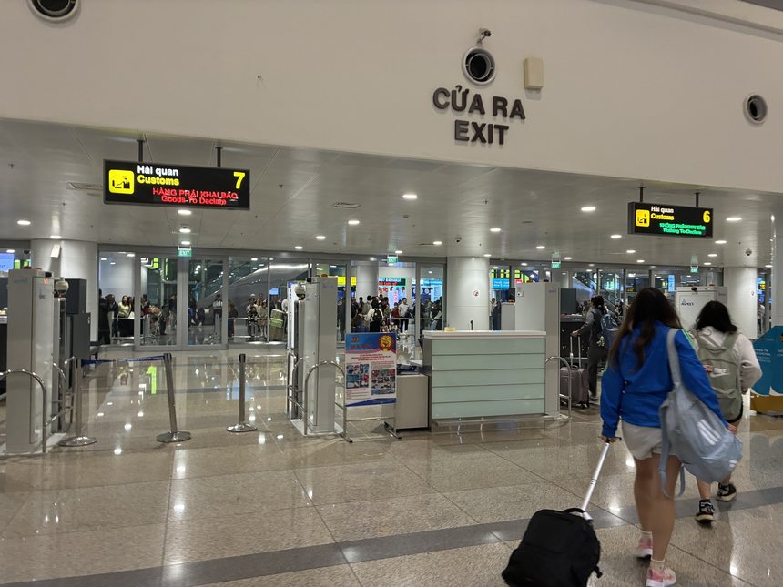 ノイバイ国際空港の到着階にある税関の出口（CỬA RA EXIT）