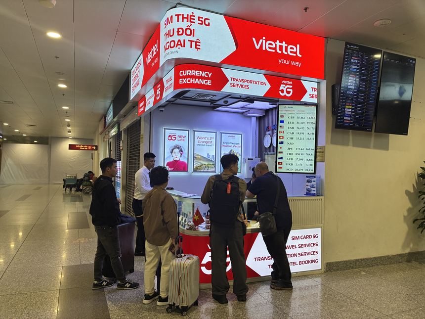 ノイバイ国際空港のViettel 5G SIMカード販売カウンター