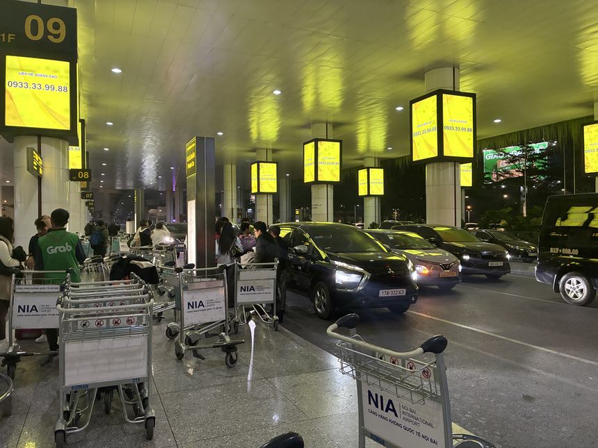 夜のノイバイ国際空港の車寄せ（タクシー・車の乗降エリア）