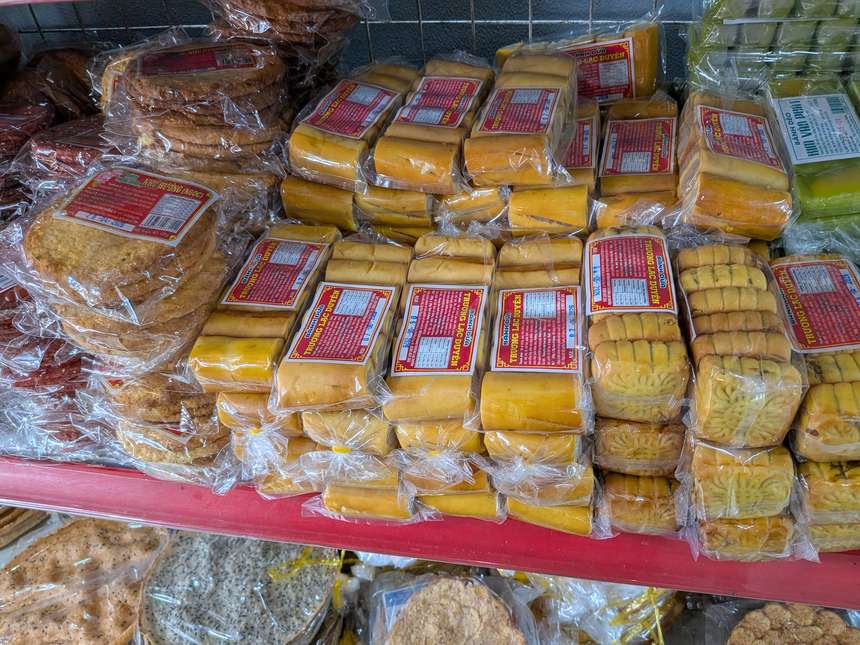 ベトナムの月餅(中秋節の伝統菓子)が店頭に積まれた様子