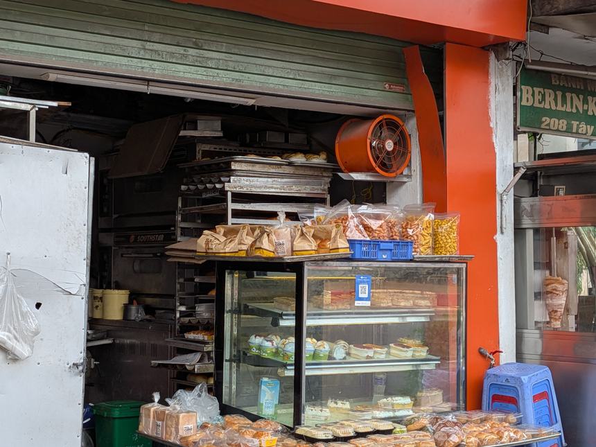 ベトナムの街角の小さなベーカリー(焼き菓子・パンの露店)