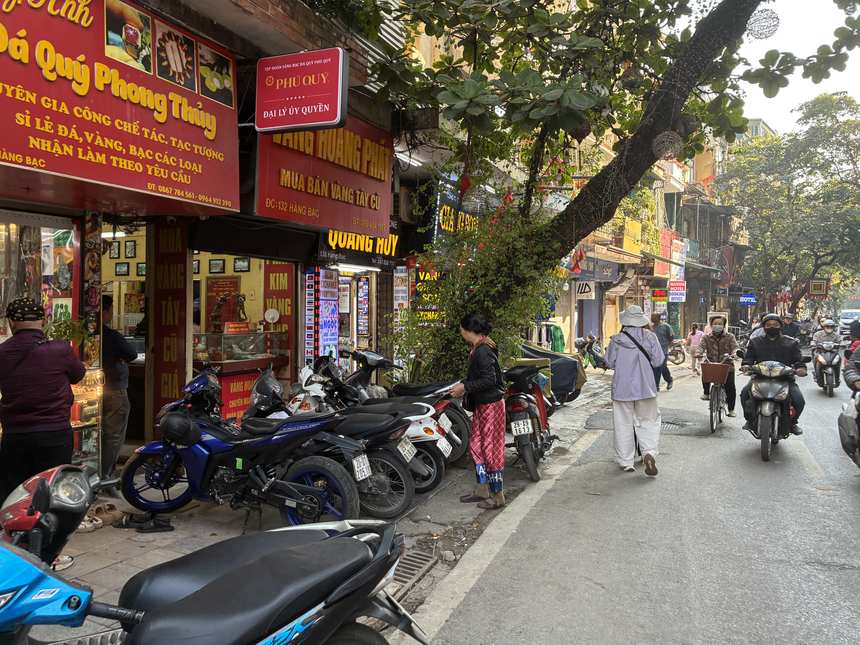 ハノイ旧市街の通り。歩道にはバイクがびっしりと駐車され、歩行者はその間を縫って歩く。歩道はバイクのものという旧市街の日常。