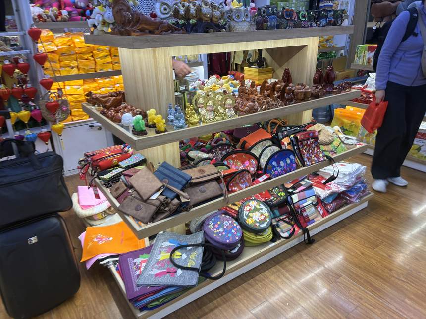 刺繍ポーチ・財布や漆器の置物などが並ぶベトナムのお土産・工芸品店