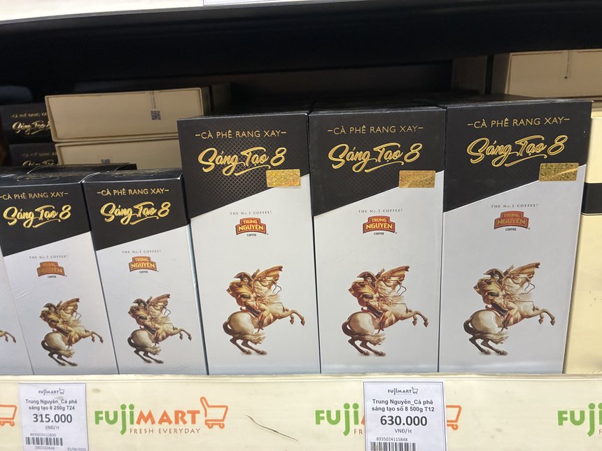 ベトナムのスーパーマーケットの棚に並ぶコーヒーギフト(値札つき)