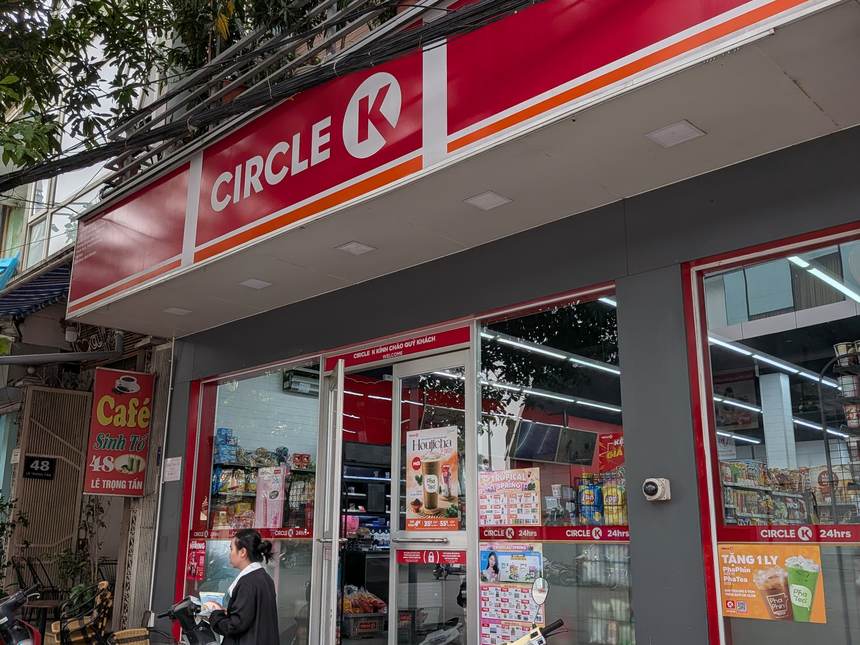 ベトナムの路上に面したコンビニ「Circle K」。都市部にはコンビニが多く、日用品の現地調達がしやすい。