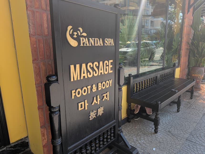 「SPA」「MASSAGE FOOT & BODY」と明示されたダナンの健全なスパの看板（パンダスパ）