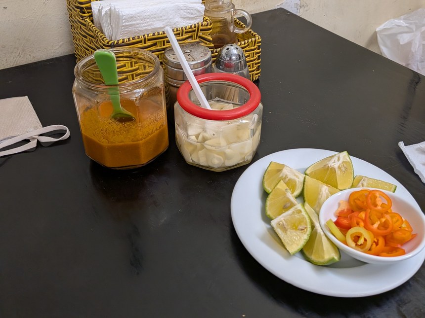 フォーの卓上薬味(ライム・スライスチリ・酢漬けにんにく・ターメリックソース等)