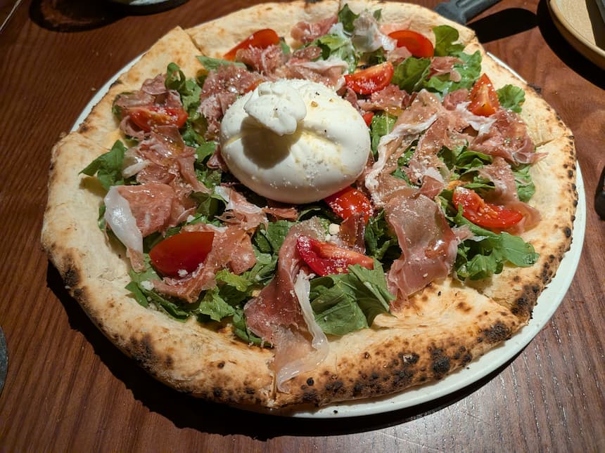 ハノイのイオンモールに入るPizza 4P'sの生ハムとブッラータのピザ