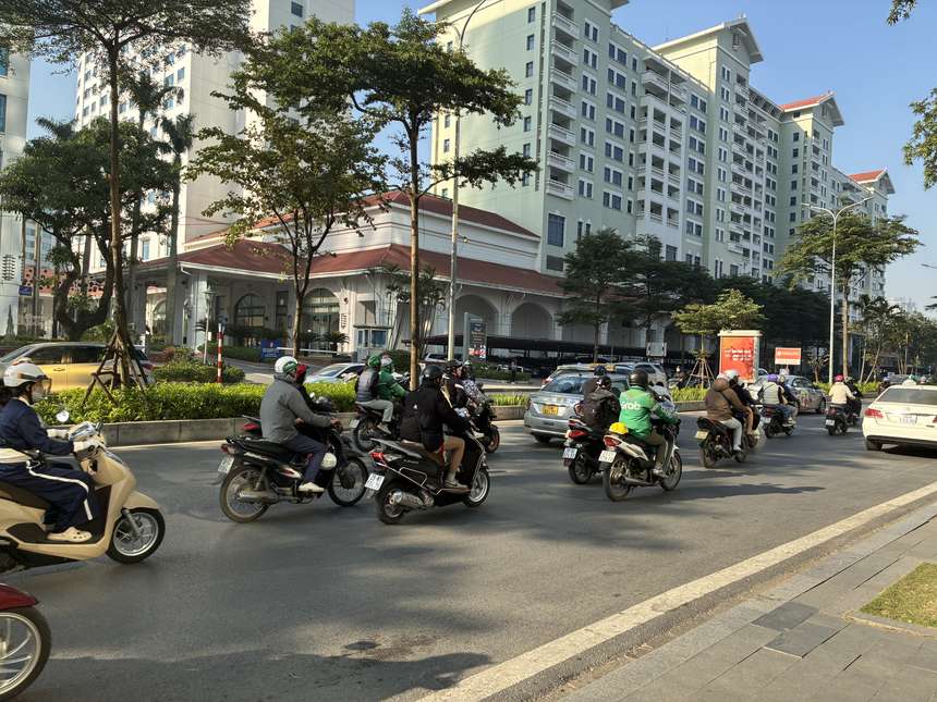ハノイの大通りを行き交うバイクと沿道のマンション。大通り沿いの低層階(2〜3階)はバイクの騒音が気になりやすく、5〜6階以上だと軽減される。