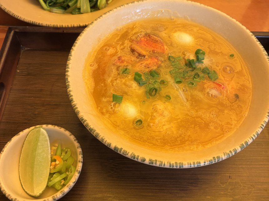 ブン（Bún）の一例、カニのうまみが効いたブンリュウ。丸くて細い米麺はベトナムで最も万能な麺。