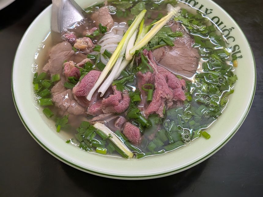 ベトナムの国民食フォー（牛肉のフォー・ボー）。澄んだスープに米麺、薄切り牛肉、青ねぎとパクチーをのせた一杯。