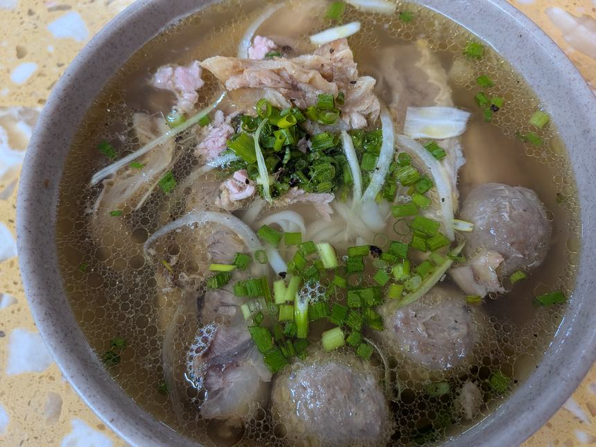フォー（Phở）。白くて平たい米麺を澄んだスープで食べる、ベトナムを代表する麺料理。