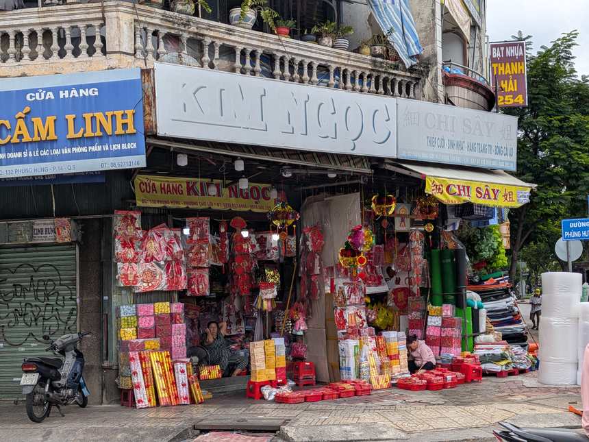 ベトナムのテト（旧正月）の祝い用品店。店先に赤い飾りや贈り物用の箱が所狭しと並び、新年の買い物でにぎわっている。