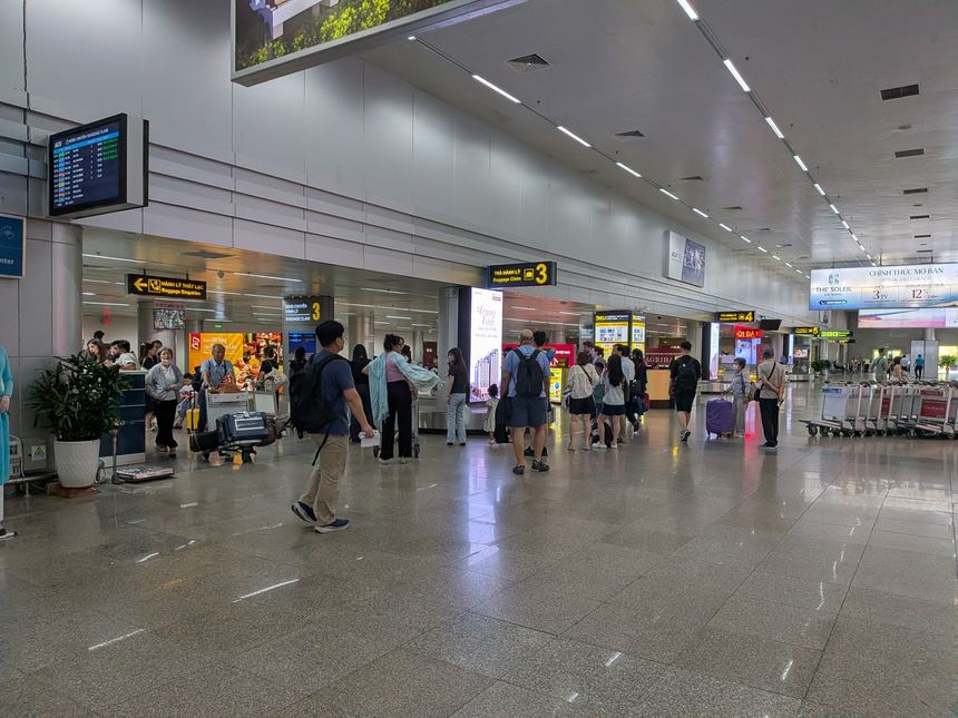 ホーチミンの空港の到着ロビー。スーツケースを持った旅行者が行き交う。日本からホーチミンへの直行便は成田から約6時間半。
