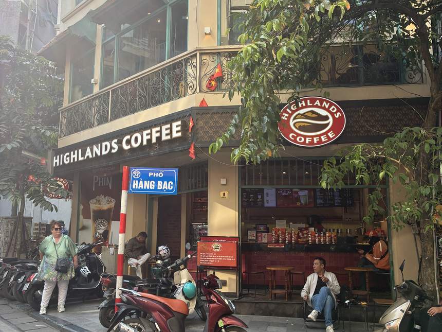 ベトナムの街角にあるハイランズコーヒーの店舗外観。