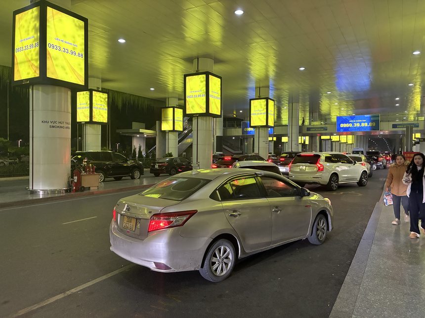 ベトナムの国際空港の車寄せ(送迎エリア)。乗り継ぎでいったん入国して市内へ向かう場合、空港から市内へはGrabが便利。