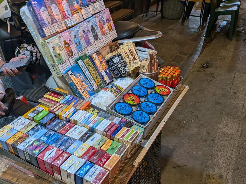 ベトナムの路上の露店に並ぶたばこ・電子タバコ・ニコチンパウチ。電子タバコと加熱式タバコは2025年から製造・販売・所持が禁止されており、持ち込みは避けたい。