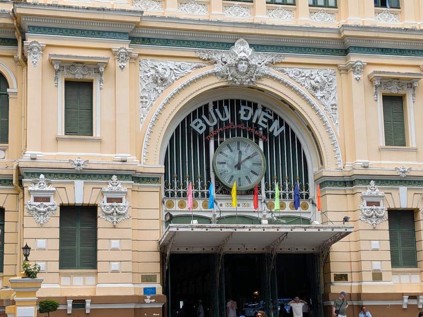 ホーチミン市のサイゴン中央郵便局(Bưu Điện)。フランス植民地時代のコロニアル建築で、正面のアーチと時計が特徴的な観光ランドマーク。