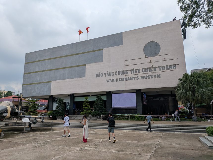 ホーチミン市の戦争証跡博物館（War Remnants Museum）の外観。敷地にはヘリコプターなど実物の兵器が屋外展示されている。