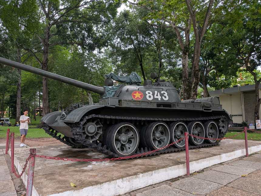 ホーチミン市の統一会堂（旧大統領官邸）に展示された北ベトナム軍のT-54戦車「843号」。1975年4月30日に官邸の門へ突入し、サイゴン陥落＝ベトナム戦争終結を象徴する実物。