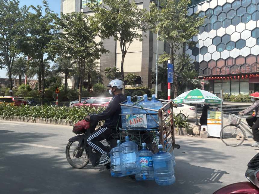 バイクでLa Vieの大型ウォーターボトル(19L)を配達する様子。ベトナムでは飲み水はウォーターサーバーの宅配や浄水器でまかなうのが一般的で「水は買うもの」が前提。
