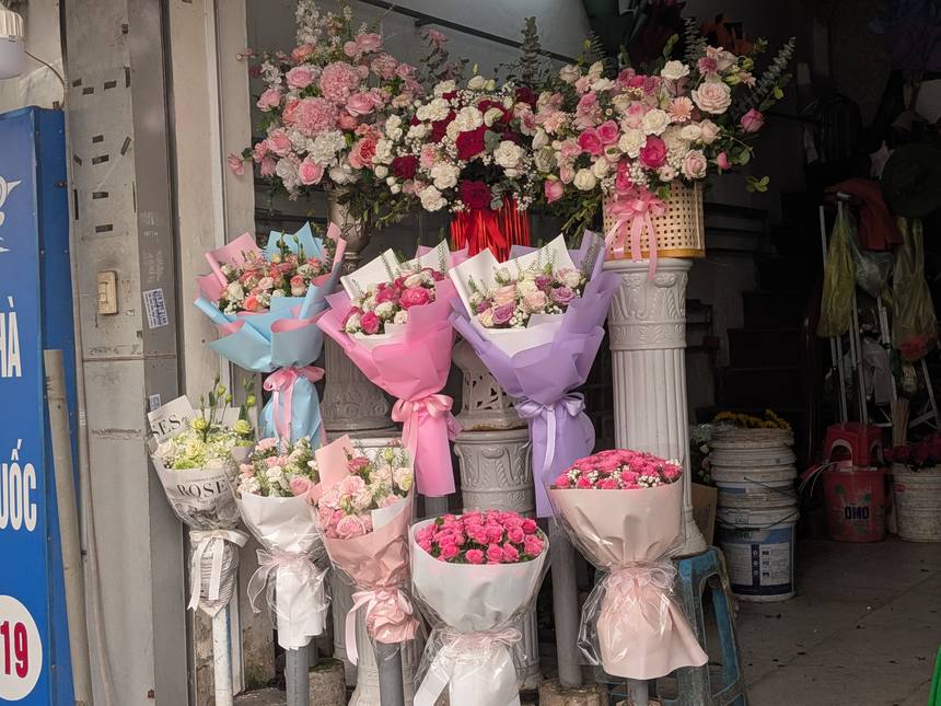 ベトナムの花屋の店先。ピンク・白・紫など色とりどりの包み紙に包まれた花束が所狭しと並んでいる。
