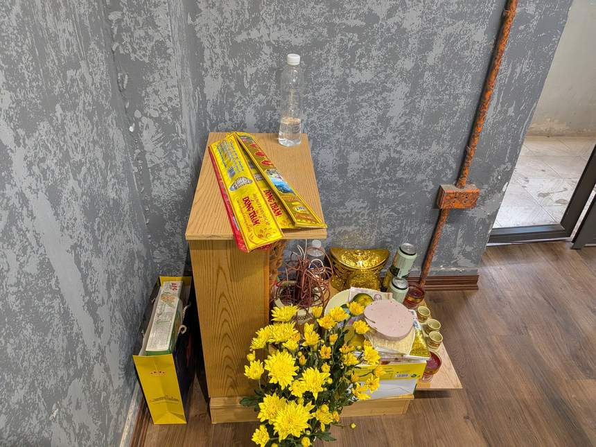 ベトナムの祭壇に供えられた黄色い菊の花。線香や供え物とともに並べられている。