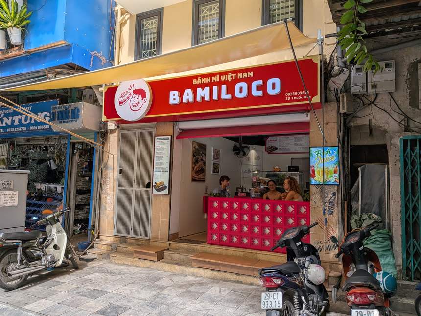 ハノイ旧市街のバインミー専門店「Bami Loco」（33 Thuốc Bắc）の店先