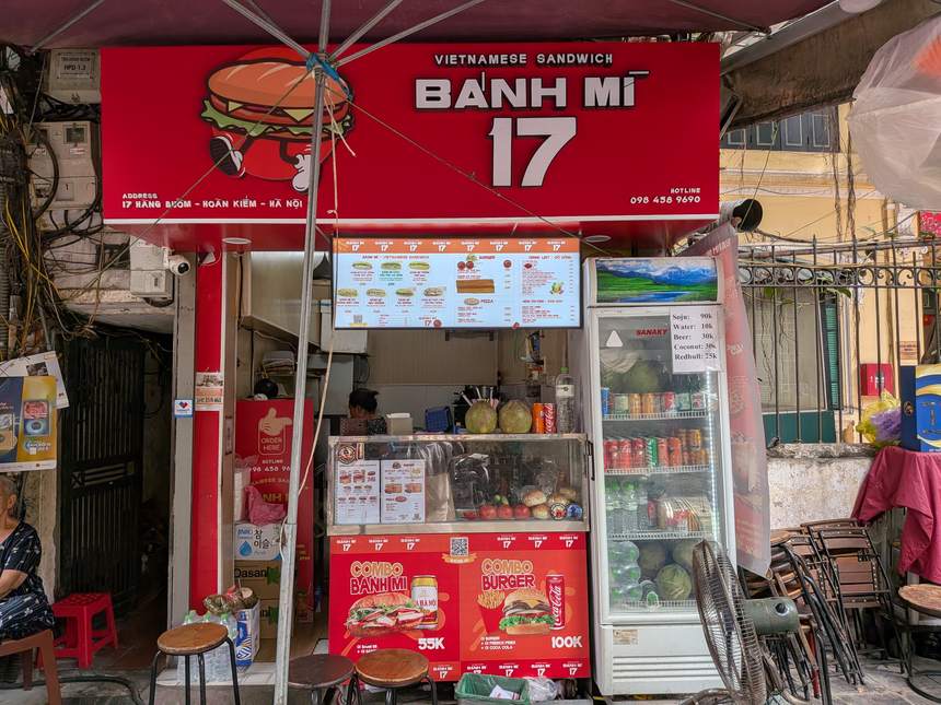 ハノイ旧市街のバインミー専門店「Bánh Mì 17」（17 Hàng Buồm）の店先