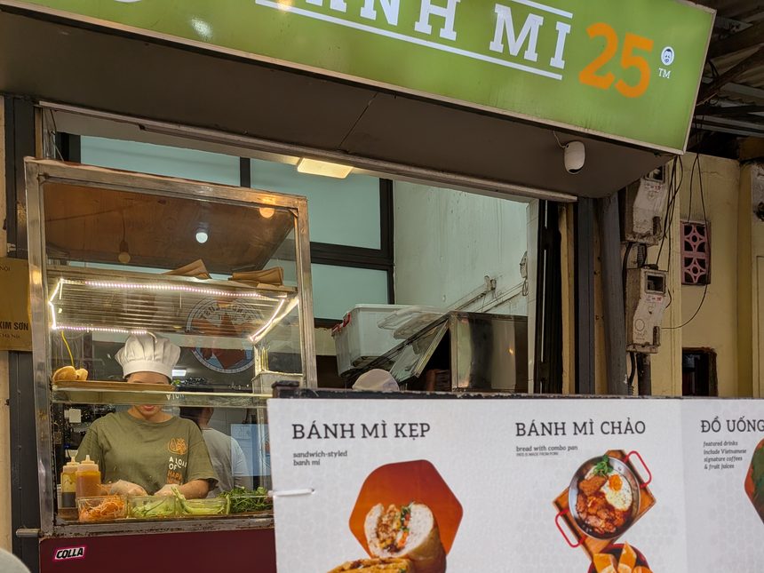 ハノイ旧市街のバインミー専門店「Bánh Mì 25」の店頭とメニューボード
