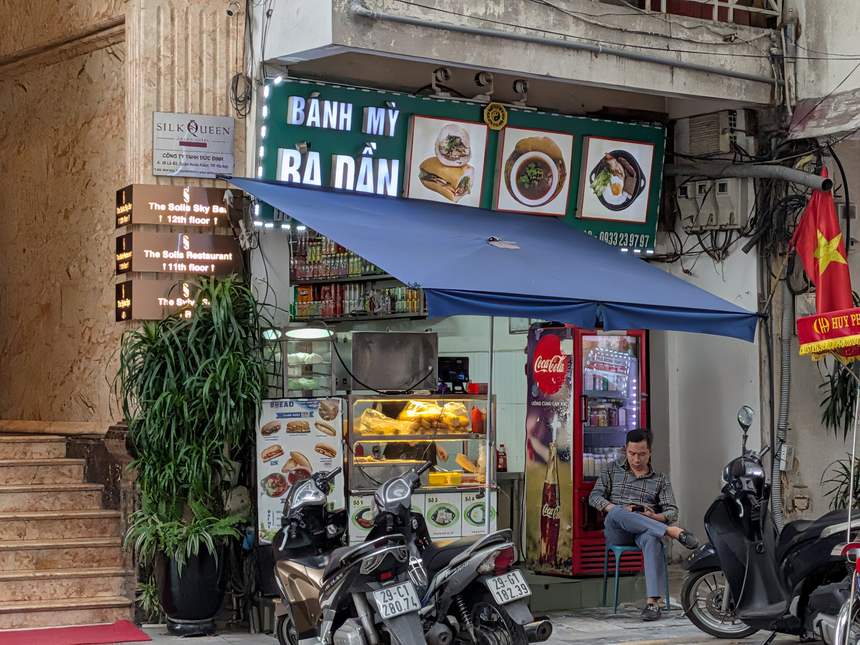 ハノイのバインミー専門店「Bánh Mì Bà Dần」の店先