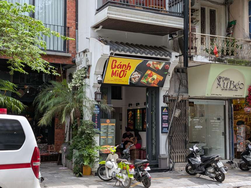 ハノイ旧市街のバインミー専門店「Bánh Mì Ơi」（Số 3 Hàng Phèn）の店先