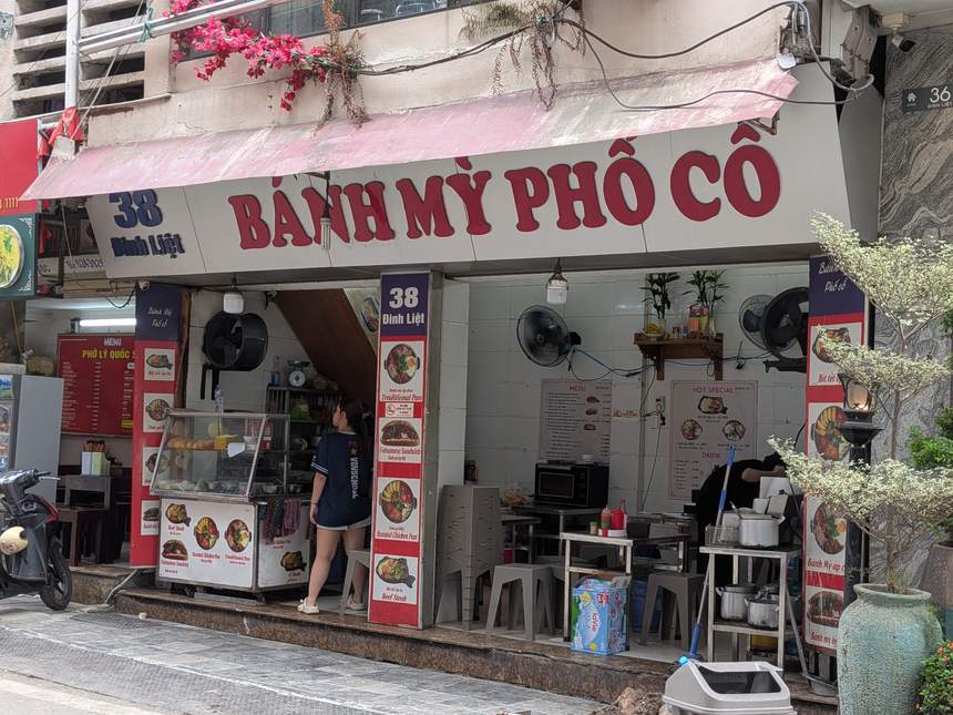 ハノイ旧市街のバインミー専門店「Bánh Mì Phố Cổ」（38 Đinh Liệt）の店先