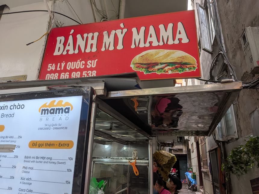 ハノイ旧市街のバインミー専門店「Bánh Mì Mama」（54 Lý Quốc Sư）の赤い看板