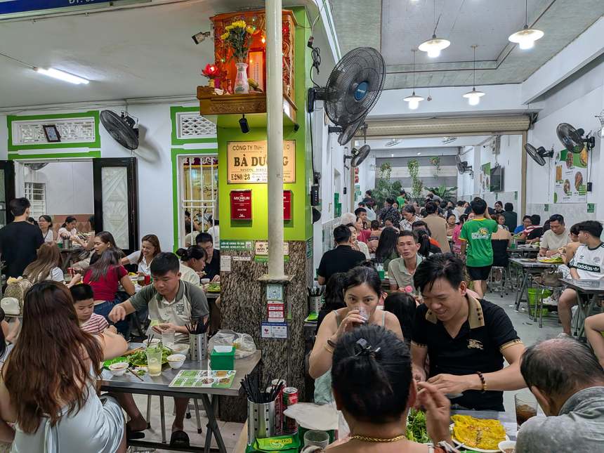 バインセオ バーユンの店内。ステンレスの長机と丸椅子が並んでいる