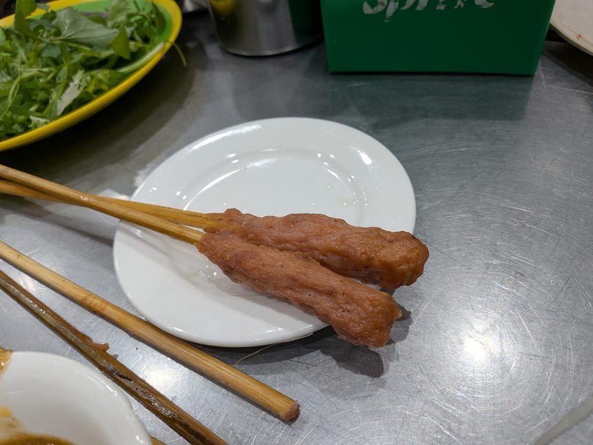 バインセオ バーユンのネムルイ。レモングラスの茎に豚肉のつくねを巻いて焼いた串