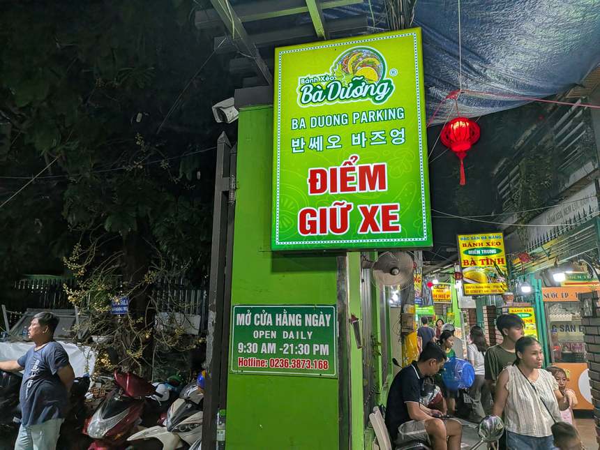 バインセオ バーユンのバイク置き場の看板。ĐIỂM GIỮ XEの表示と、営業時間9:30-21:30が併記されている