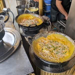 バインセオの食べ方｜ライスペーパーの巻き方とタレの違いを現地の写真で解説【2026年版】