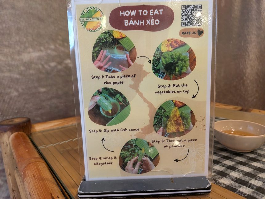 Mr. Bảy Miền Tâyの卓上に立つHOW TO EAT BÁNH XÈOの手順書。写真つきの5ステップで巻き方が説明されている