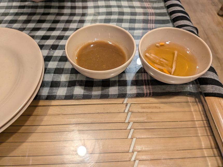 Mr. Bảy Miền Tâyで出てくる2種類のタレ。茶色くとろみのあるタレと、酢漬け野菜が浮いた透明のタレ