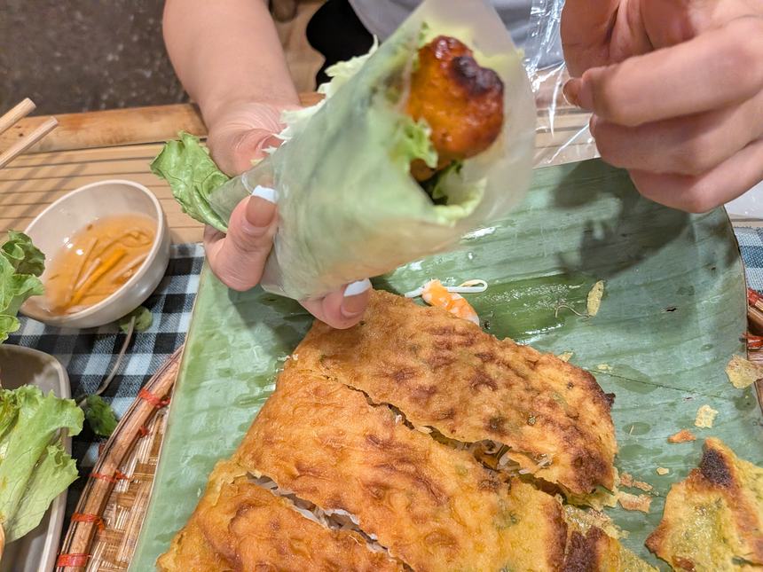 ライスペーパーで巻き終わったネムルイ。中の焼いた肉が見えている
