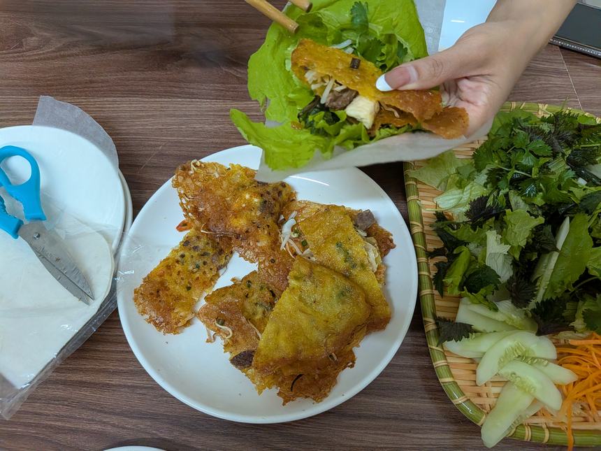 野菜の上に切り分けたバインセオを乗せたところ。牛肉ともやしが見える